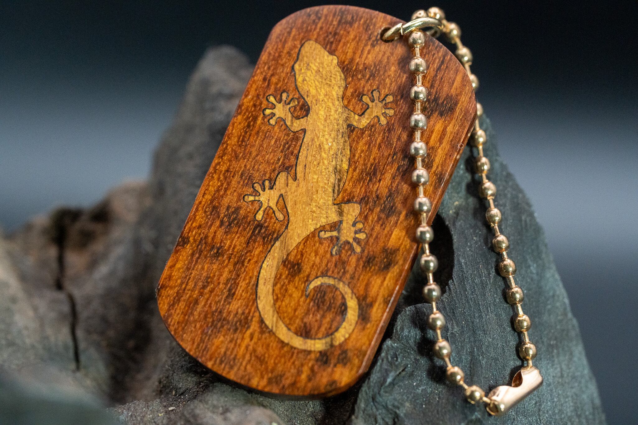 【 木のダイヤモンド 】スネークウッド ドッグタグ 象嵌 木登りトカゲ