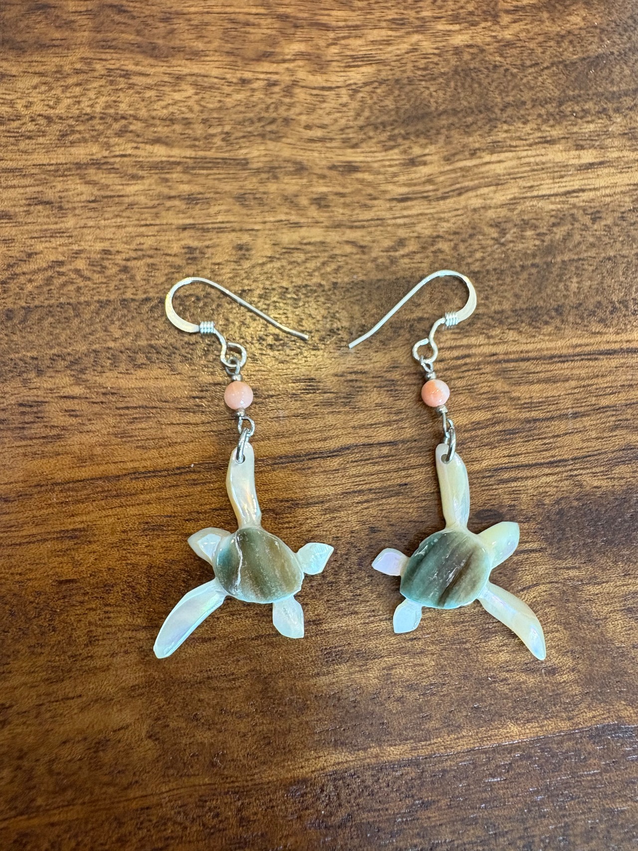 夜光貝の海ガメピアス　ピンク珊瑚