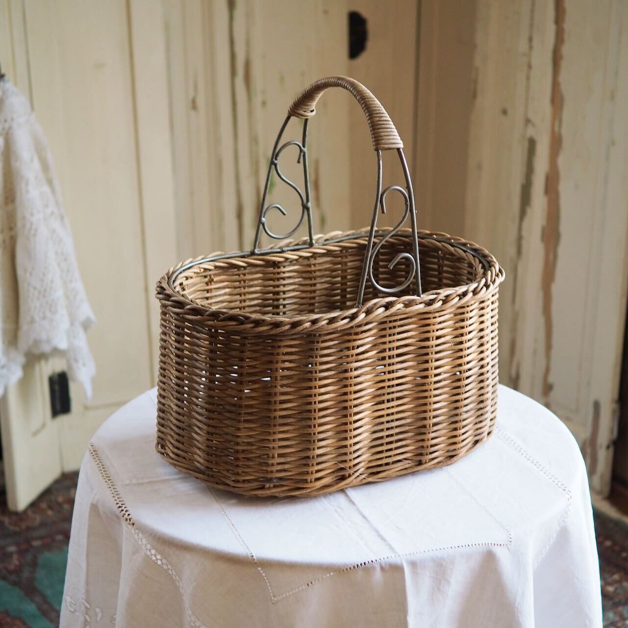 アイアンの持ち手がついたフランスアンティークパニエ | ヴィラ