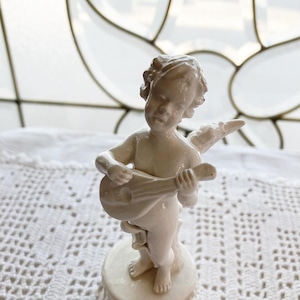 【フランス直輸入】天使の愛らしい表情と繊細なディテールが魅力 陶器の人形（三弦）