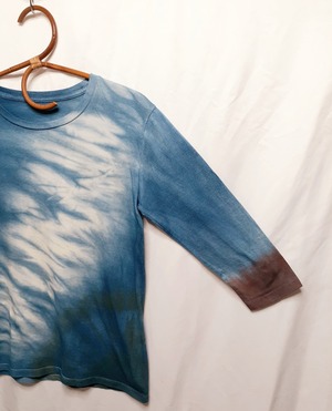 手染めの七分袖Tシャツ(藍染・ベンガラ染め)