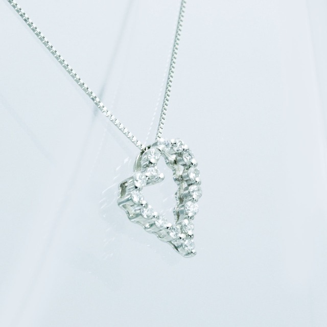 ダイヤモンドペンダント　♡　　0．3ct 　プラチナ