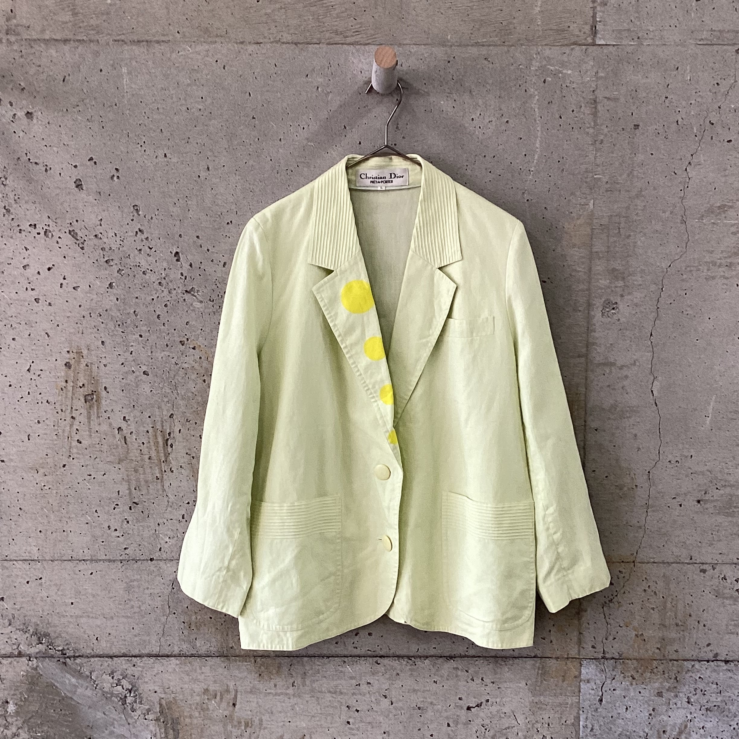 light green jacket⚪︎