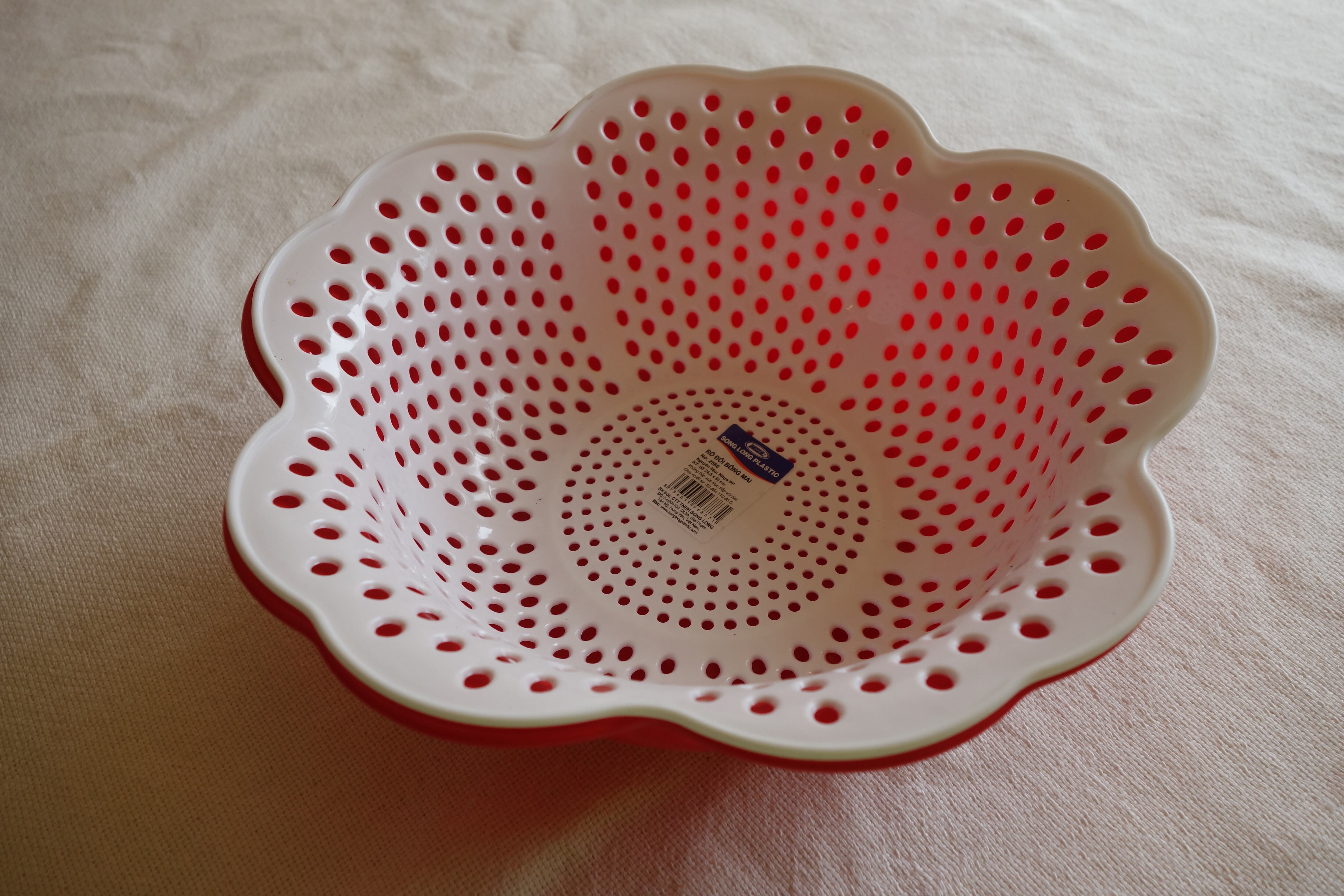 【ベトナム製プラスチック花型ボウルとザルセット】