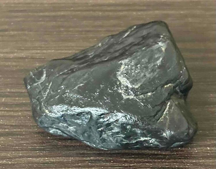 艶黒の輝き！天然黒曜石（オブシディアン）原石、大地の記憶を宿す守護