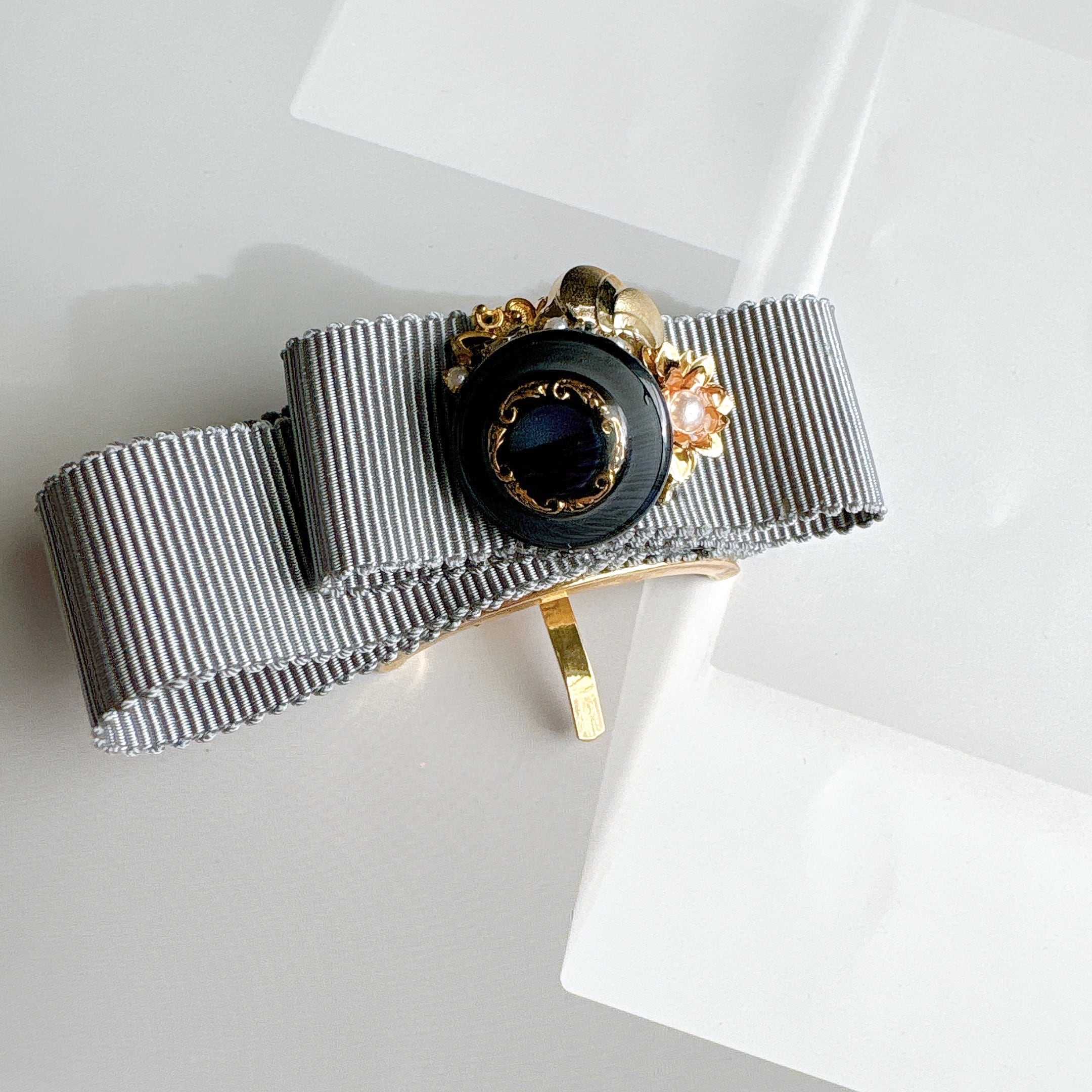 ヴィンテージボタンとリボンのポニーフック(ダスティグレー)No.006 | Botonique