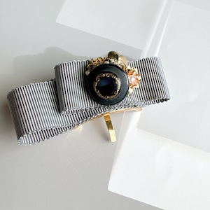 ヴィンテージボタンとリボンのポニーフック(ダスティグレー)No.006 | Botonique