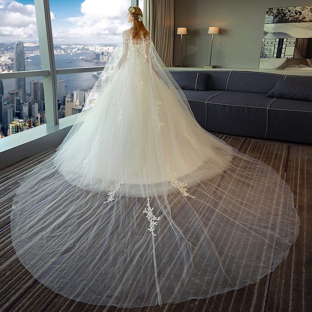 素敵なウエディングドレス 床付くタイプとトレーンあるタイプ2種類 編み上げデザイン 結婚式 披露宴 二次会 ステージ衣装 Cinderelladress