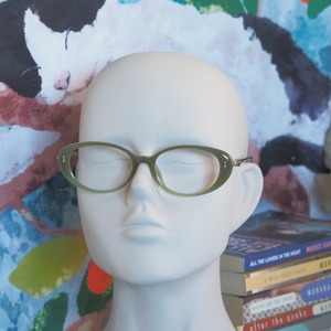 オーバルシェイプの眼鏡フレーム｜アクリルストーン付き｜カーキ