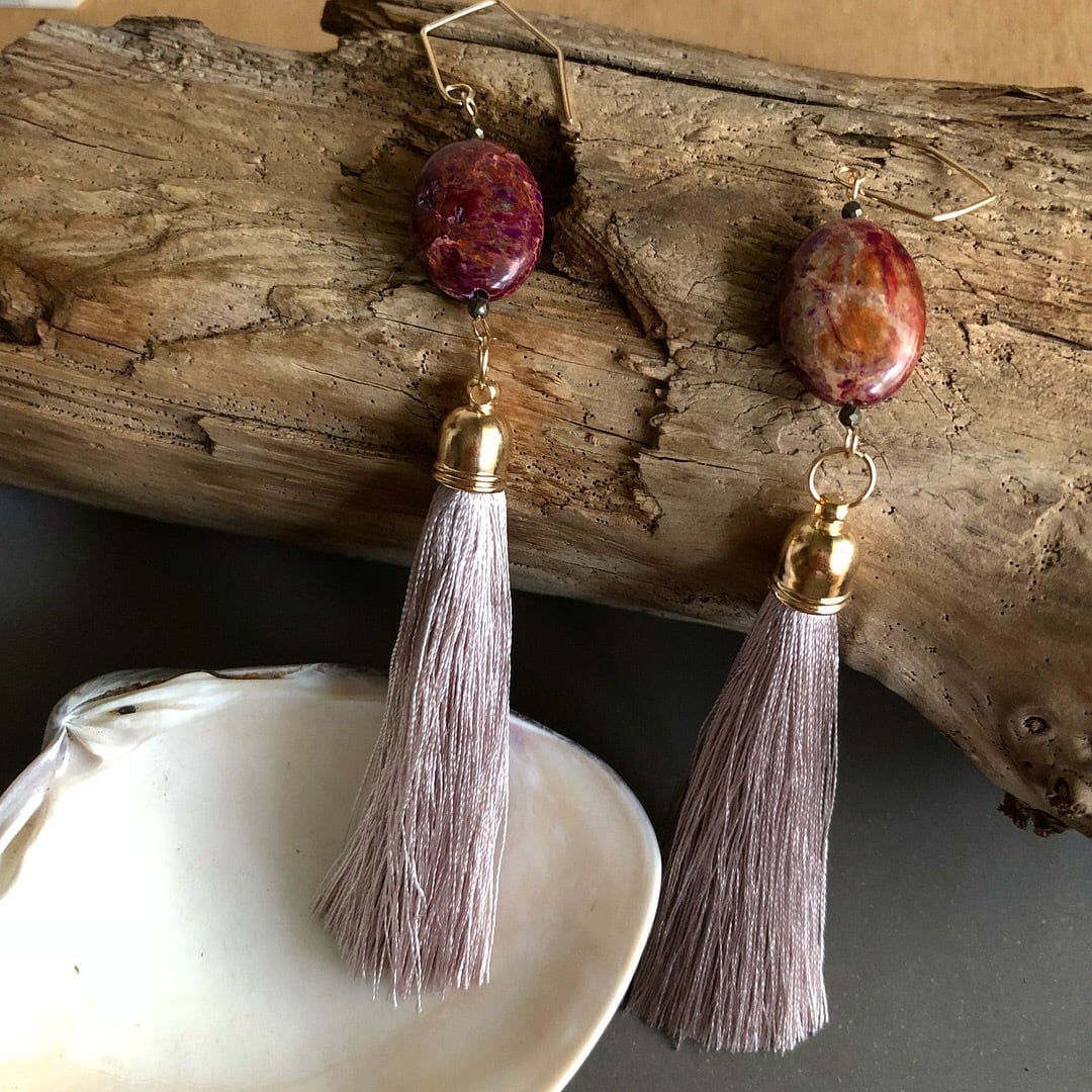 インプレッションストーンのタッセルピアス