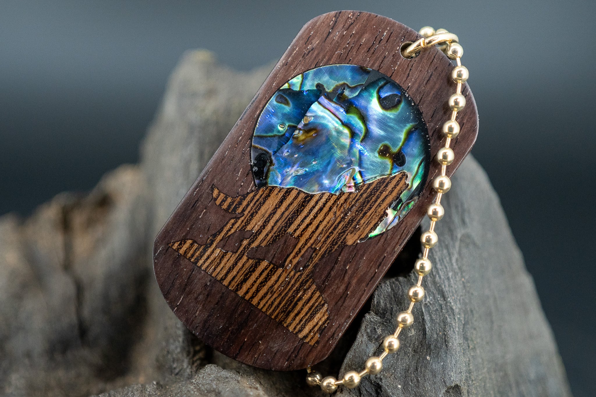 【唐木三大銘木】 紫檀 (ソノケリン) ドッグタグ 象嵌 月と狼