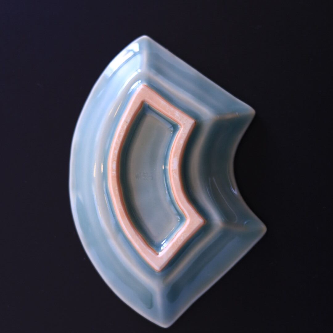 AS青磁 扇型菊紋小皿 | 芦屋貴兆陶家 online shop
