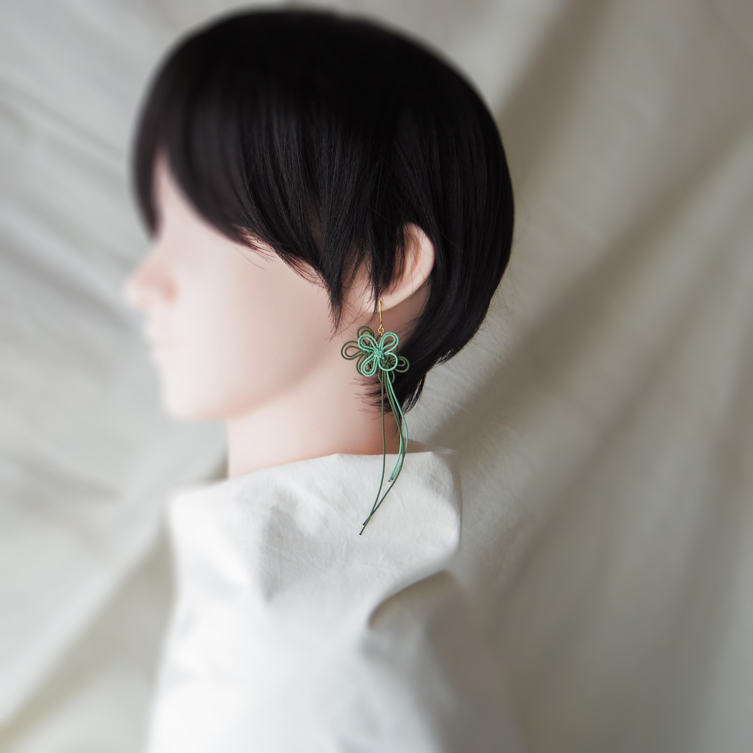 飾り結びピアス「みつ、みず、見つ」(深緑×淡緑) | 浴衣・着物に軽量快適。日常使いにも。