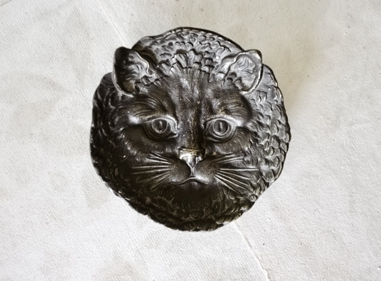 フランス ヒポコンデリー気質の尨猫とトレイ ブロンズ  アンティーク