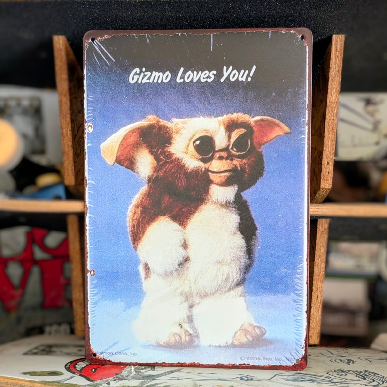 送料無料！ちょうどいいブリキ看板【 Gremlins （ グレムリン ）】ギズモ 『 Gizmo Loves You! 』 METAL SIGN / メタルサイン / ブリキ看板 / サインボード / ビンテージ加工 〚アメリカン雑貨 アメトイ〛