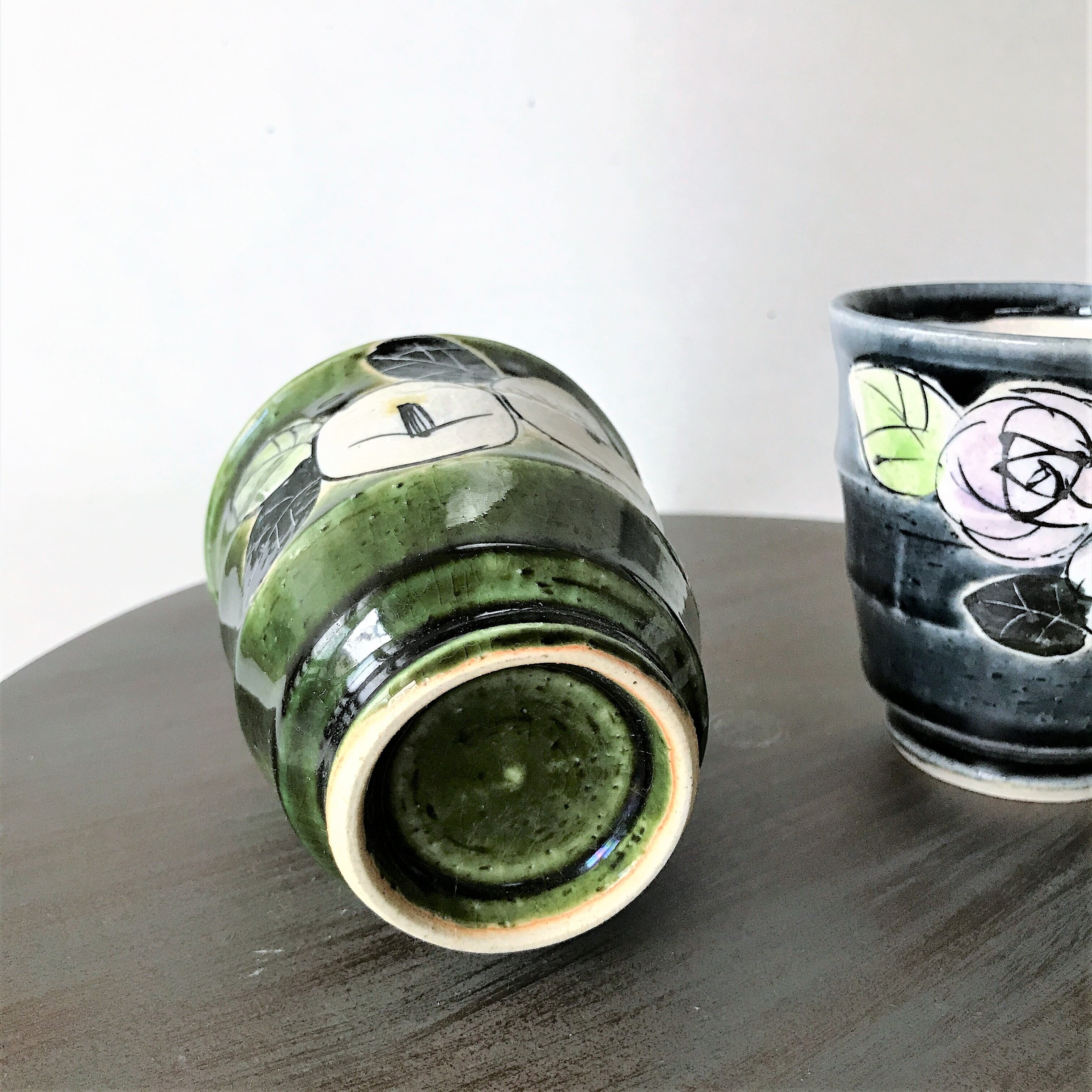 お湯呑み　藍ばらと織部黒椿