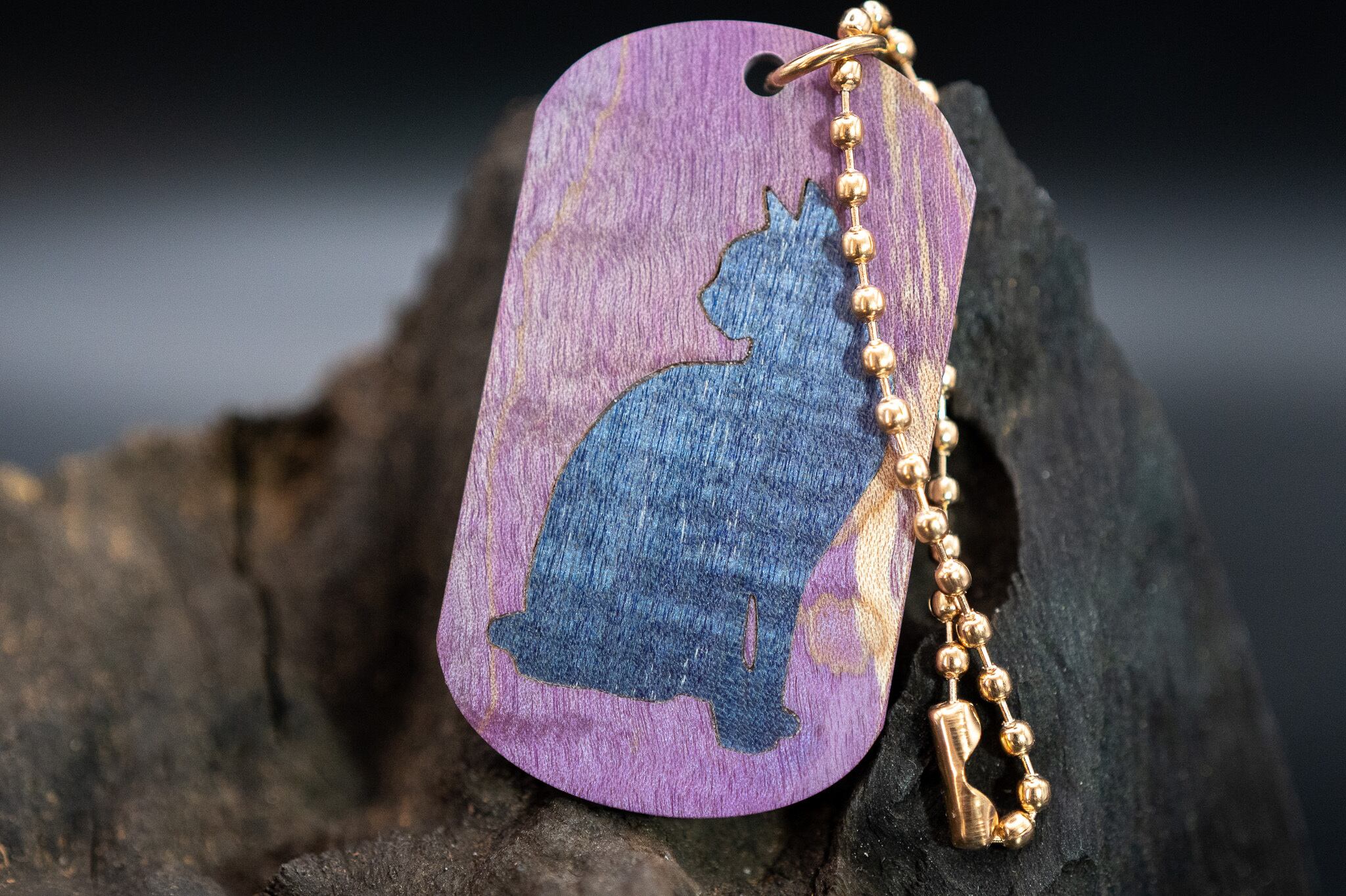 【単(ひとえ)】スタビライズウッド 楓 縮み杢 ドッグタグ象嵌 優雅に座る猫