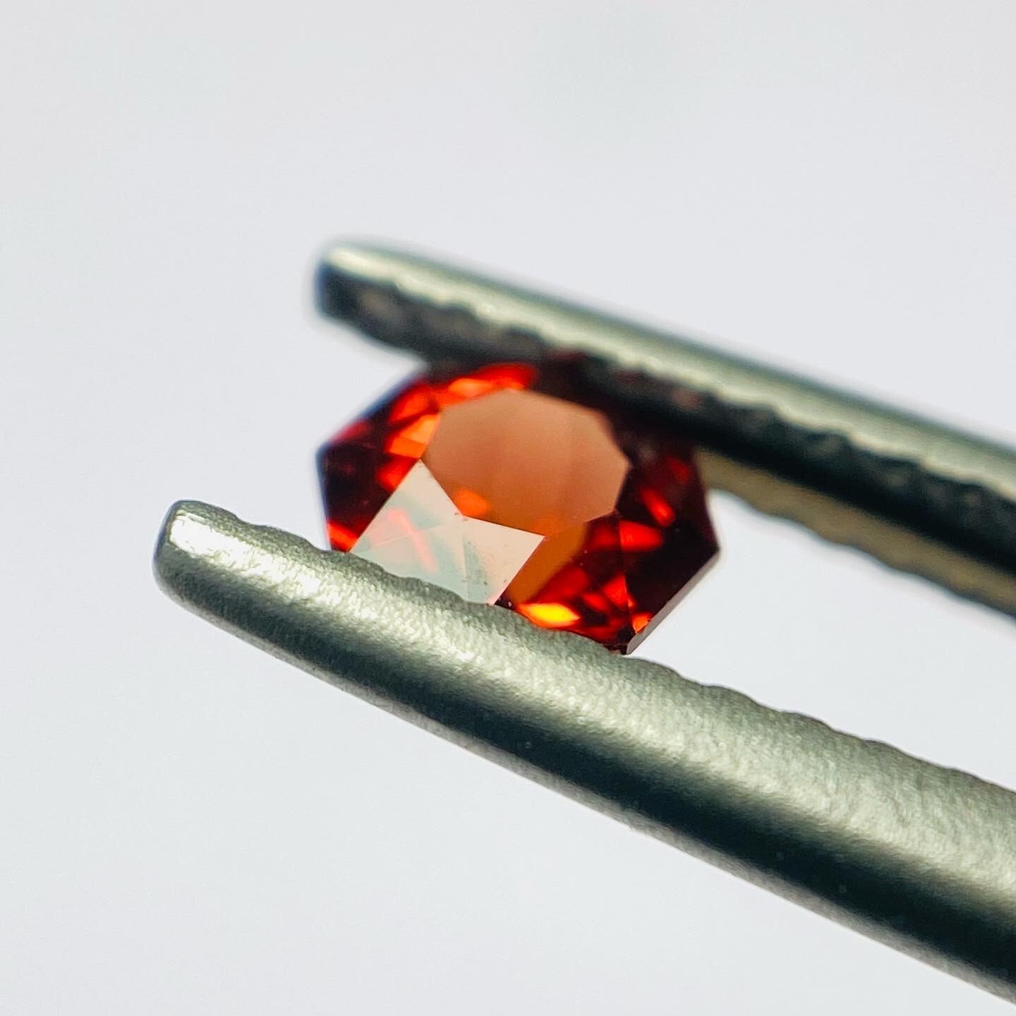 夕日カラーのレッドスピネル