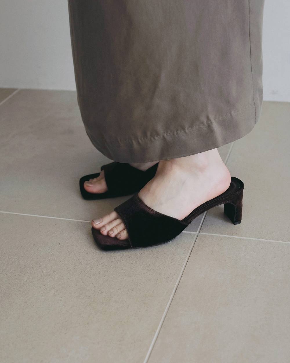 anuke(アンヌーク) Squaretoe Velour Mule | サウスオレンジ｜メンズ