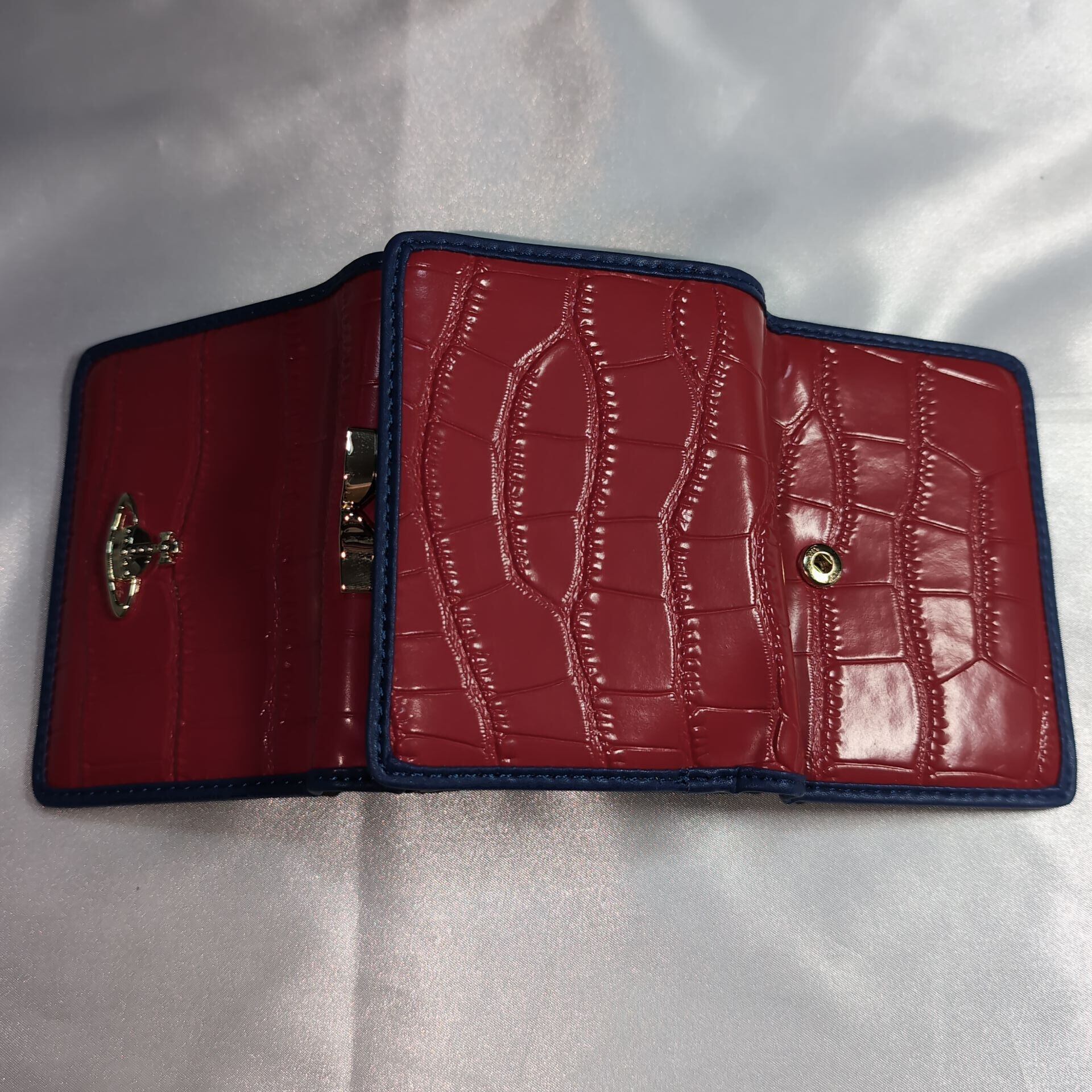 ヴィヴィアンウエストウッド がま口三つ折り クロコ型押し レッド