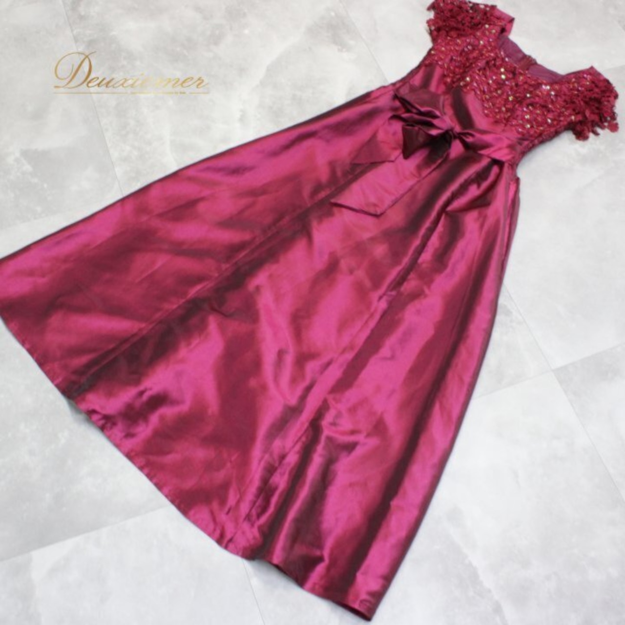 パーティドレス 社交ダンス レディース スタンダード レッド系 ドレス カラードレス 発表会 演奏会 カラオケ 二次会 ピアノ 赤 花柄 レース パープル系 ワインレッド系 光沢 サテン風 光沢感 フェミニン 袖なし ノースリーブ フレアスカート ミモレ丈 ロング丈 大人可愛い 華やか 上品 エレガント レース花柄 刺繍風レース ウエストリボン 蝶結び ベルト付き きれいめ 結婚式 コンサート 舞台衣装 衣装用 フォーマル レディース 伸縮性 シャーリング 体型カバー カラオケ衣装 発表会ドレス