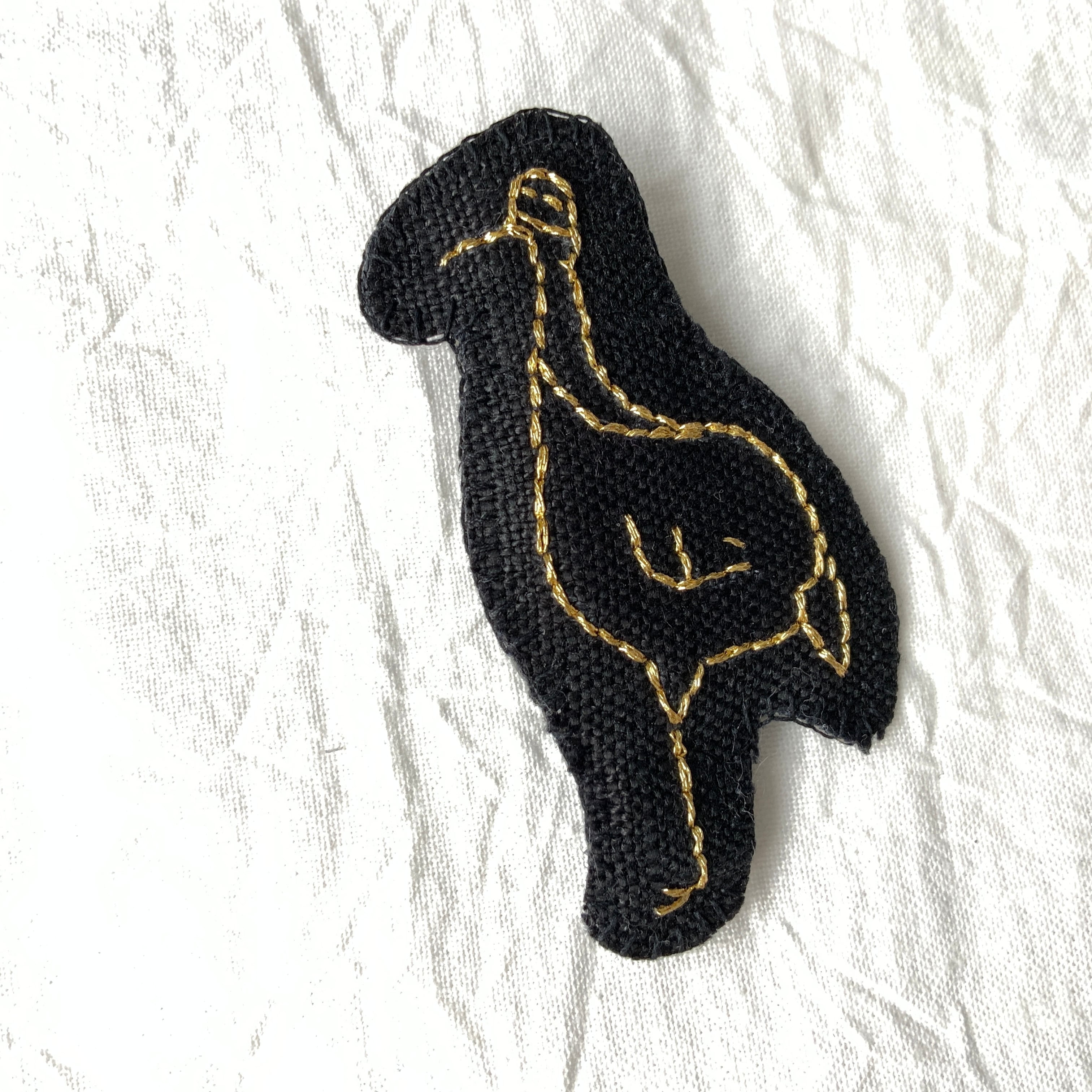 鶴」黒リネン金糸 刺繍ブローチ | fotsusev