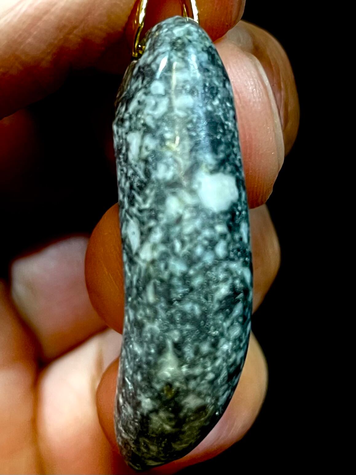 6) 秘中の秘！超霊石「幻の黒遠野」特殊勾玉M(ハンドメイド