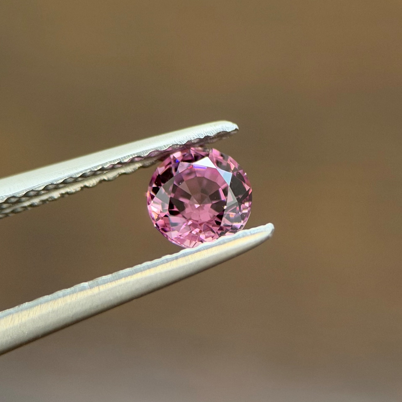 マラヤガーネット 4.5x4.5x3.1mm, 0.48ct, マダガスカル産