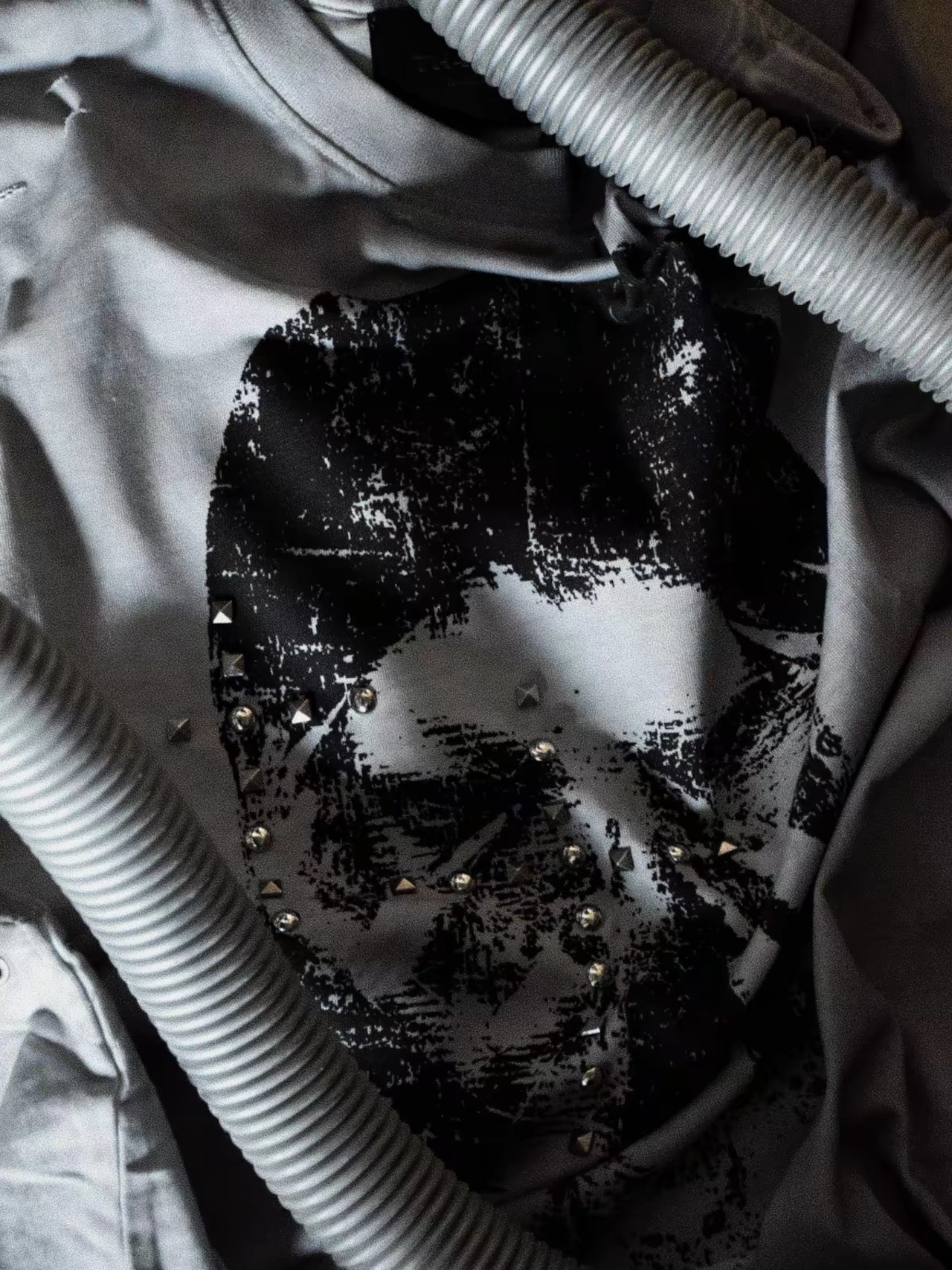 【TH4SWE】Dark Graphic Studded Distressed Tank Top