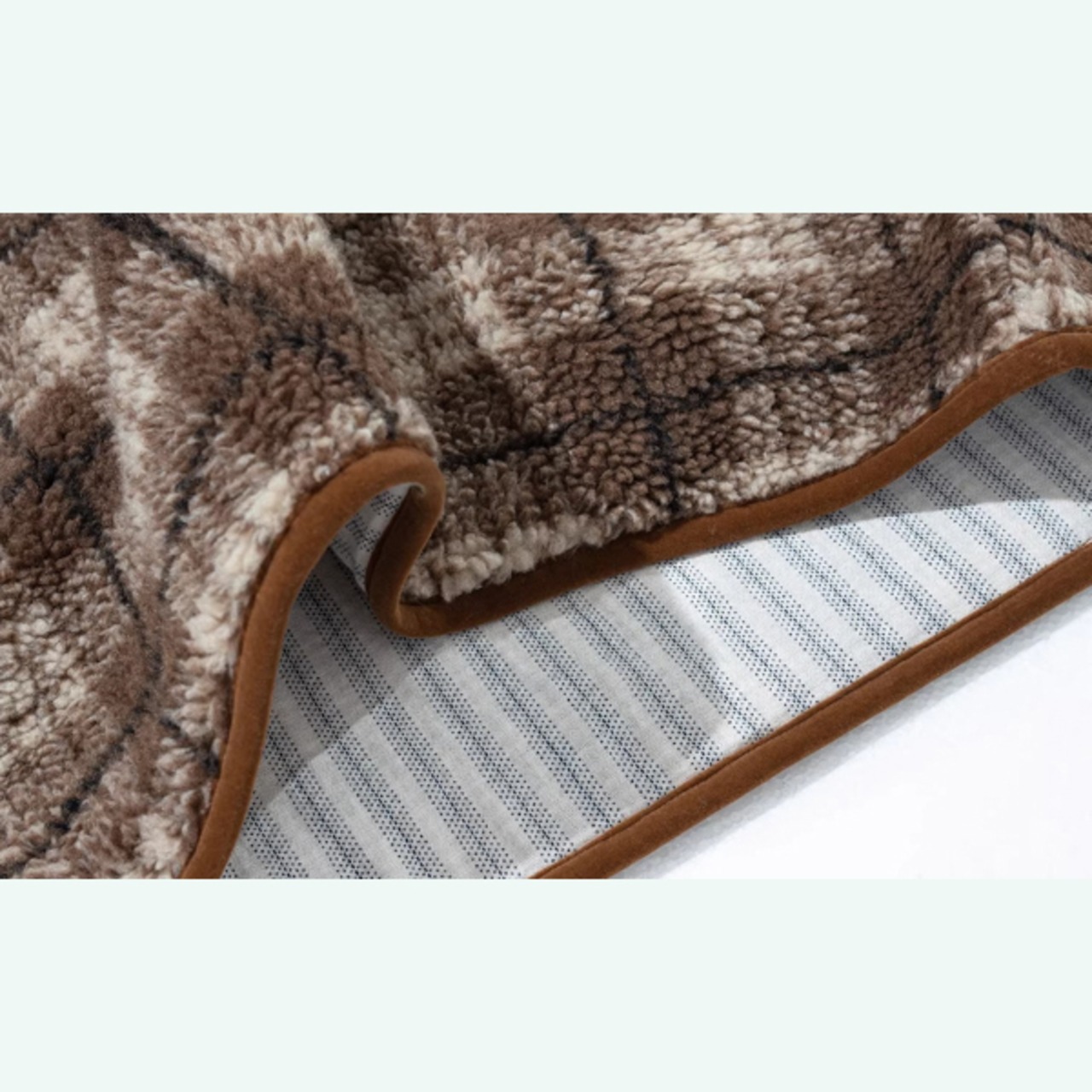 茶棕チェックがつくる、静かな奥行き。Vネックチェックベスト 《i0840》