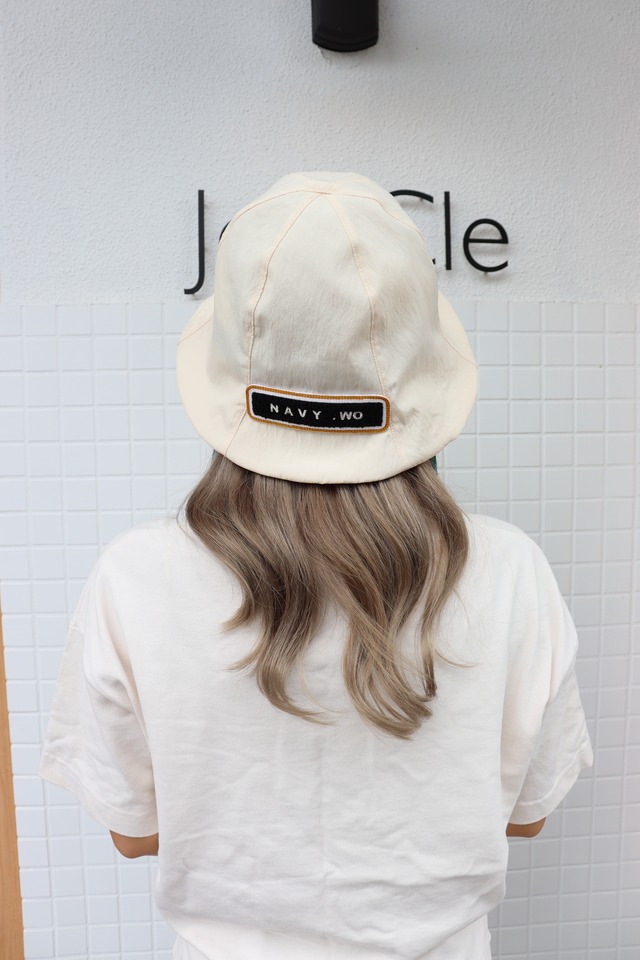 〈NAVY. WO〉bucket hat with emblem