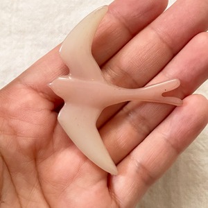 淡い鳥のブローチ