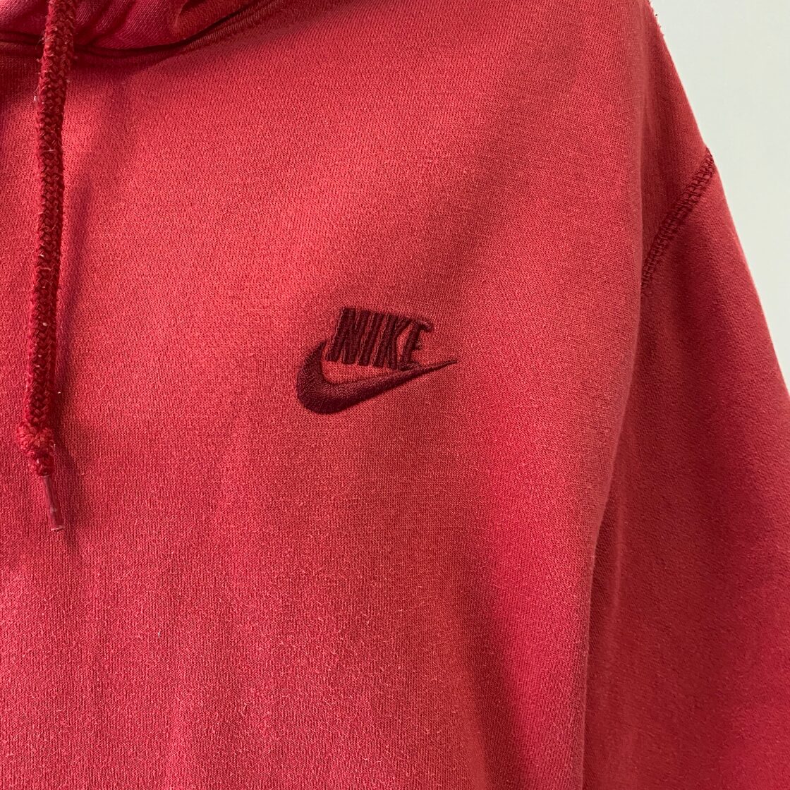 NIKE ナイキ スモールスウォッシュ ワンポイントロゴ刺繍 プルオーバー 