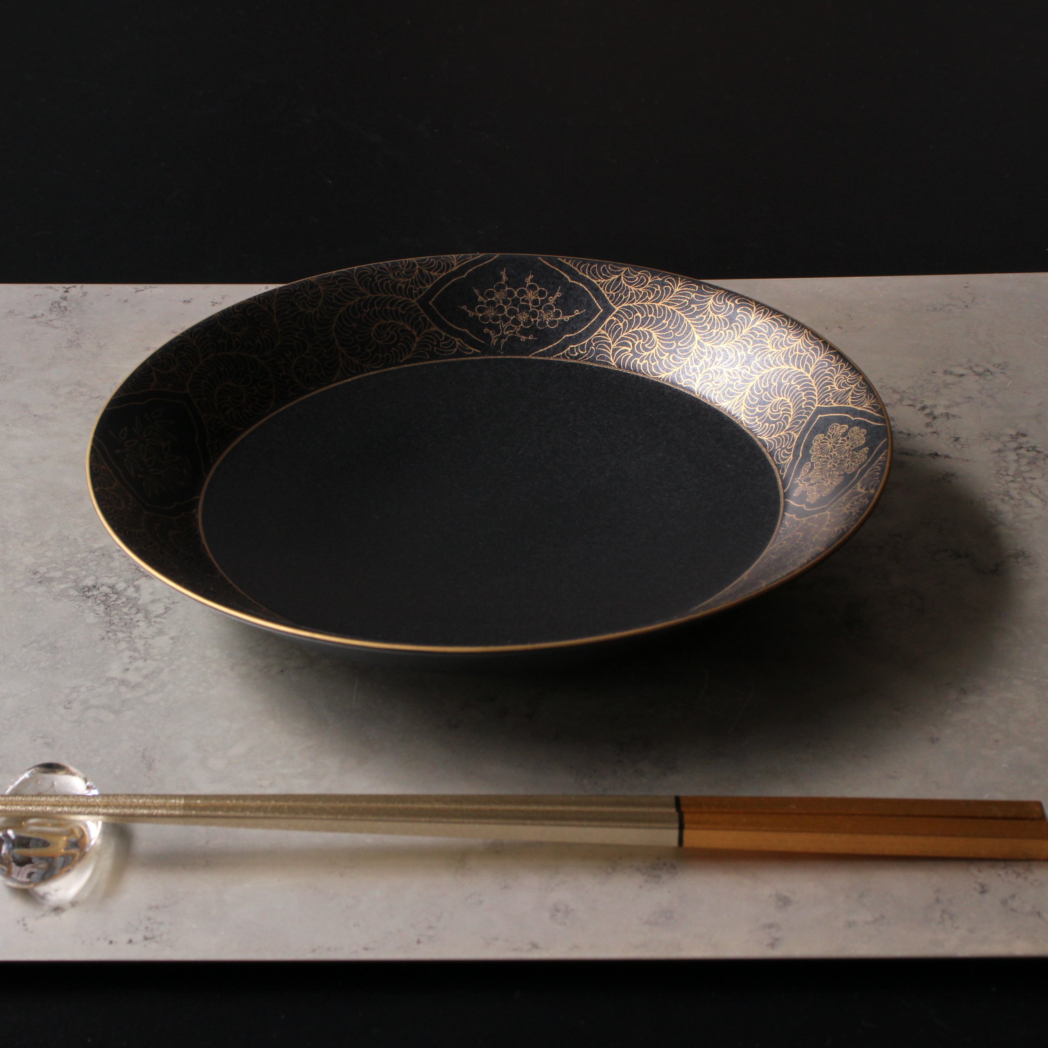 有田焼 黒マット 渕金彩四君子 7寸深皿 | 芦屋貴兆陶家 online shop