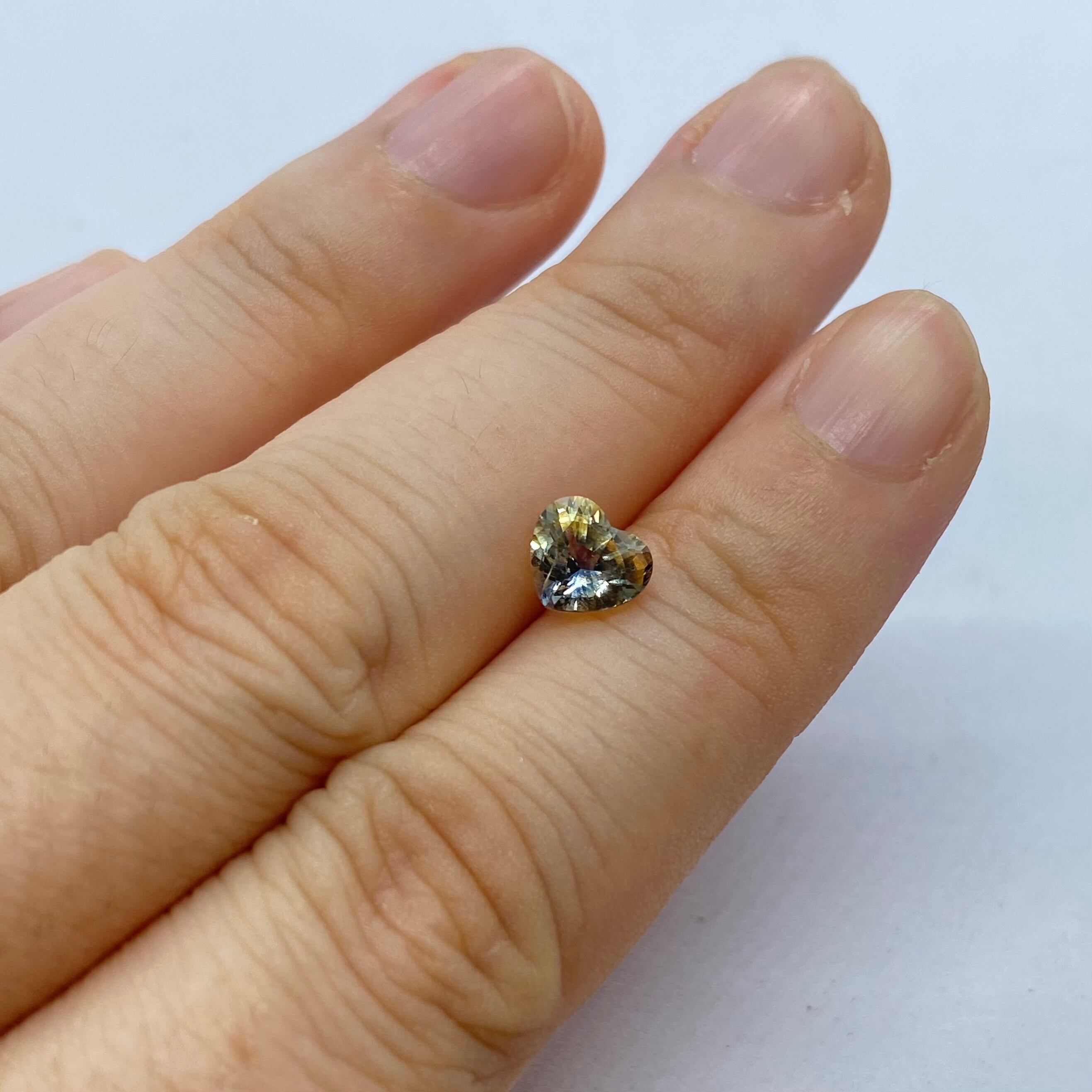 印象派絵画のようなハートシェイプサファイア