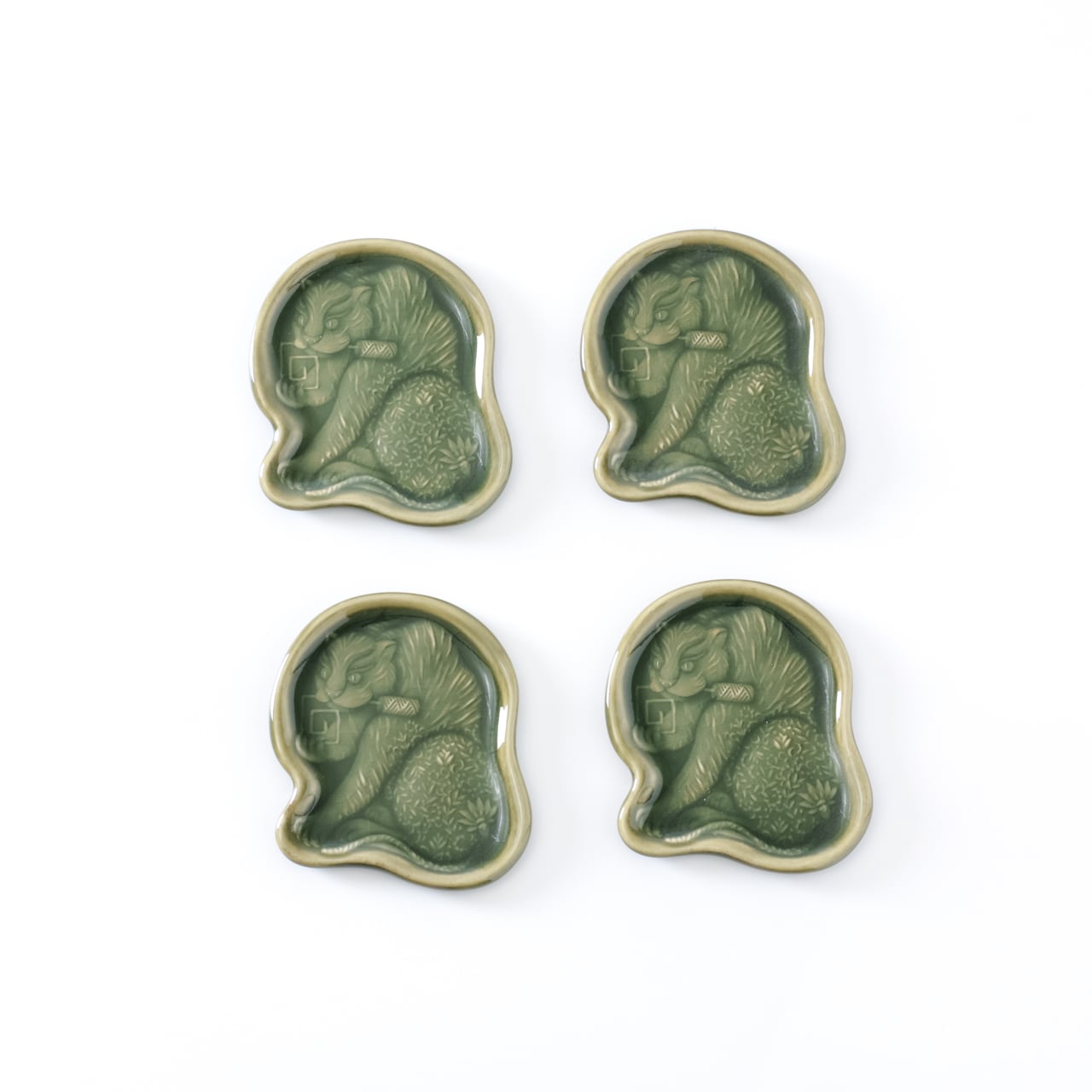 陽刻 宝尽くし干支皿 「宝鑰に寅」 青磁 Carving ”Amulet and