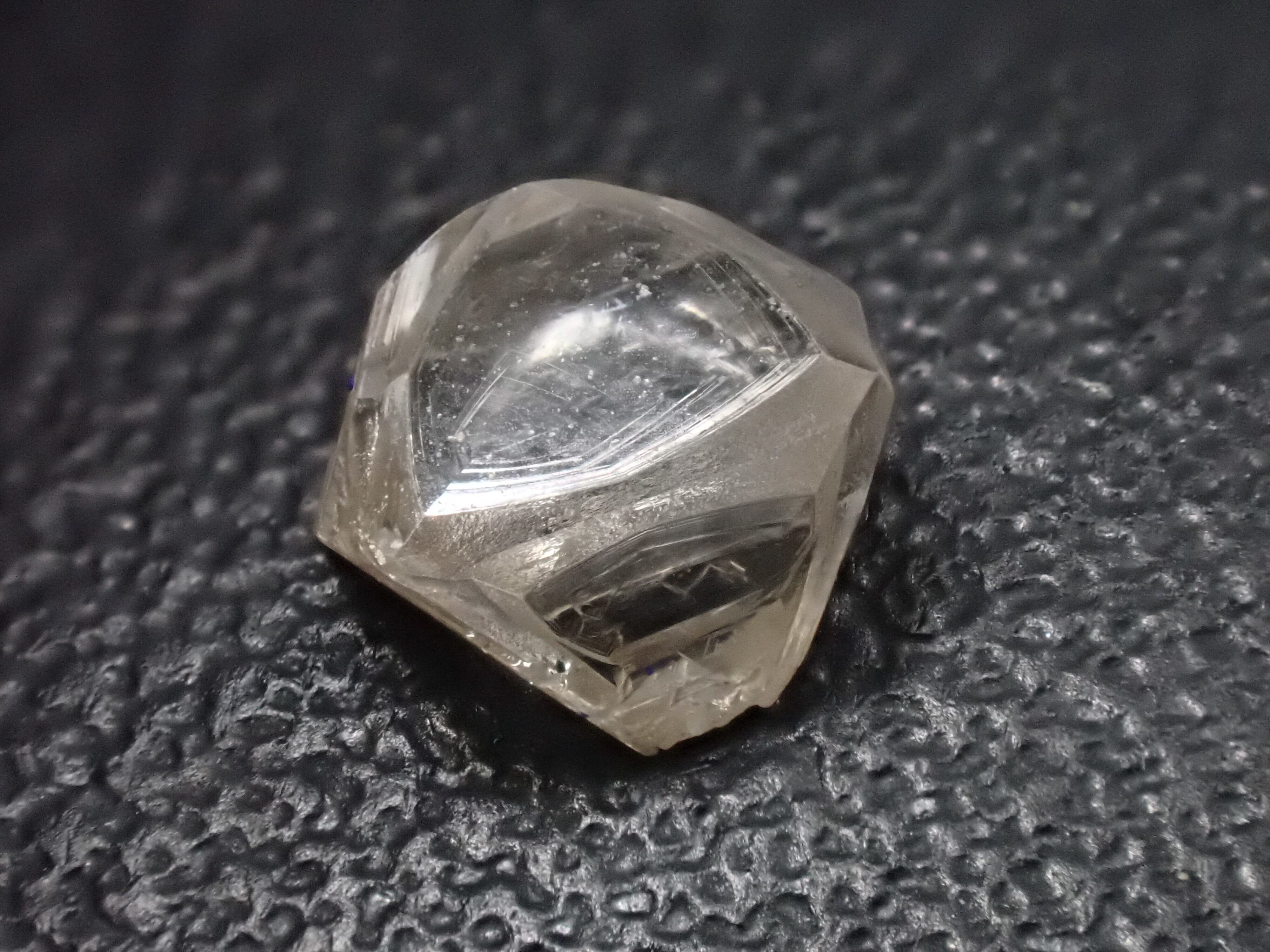 八面体】ソーヤブルダイヤモンド 金剛石 原石 標本 鉱物 No.3030 | 石