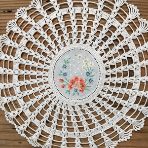 花刺繍つきのドイリー2