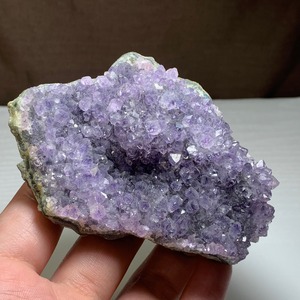 アメジスト原石クラスターに住み着くフローライトハリネズミさん