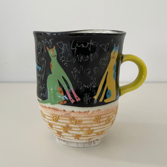 下 和弘 作　色絵マグカップ（猫類?）