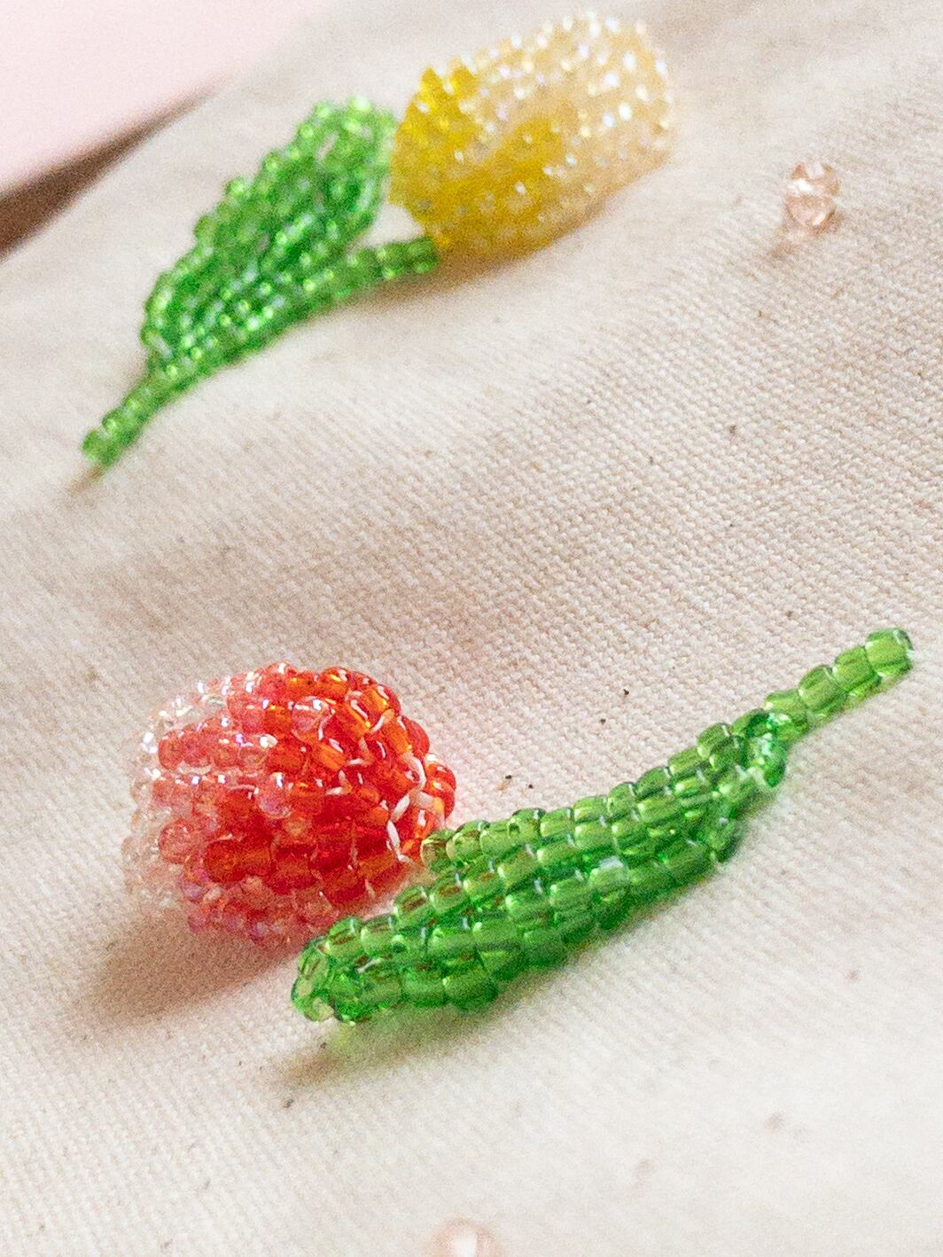 チューリップのビーズ刺繍スマホショルダー | うさのひみつきち