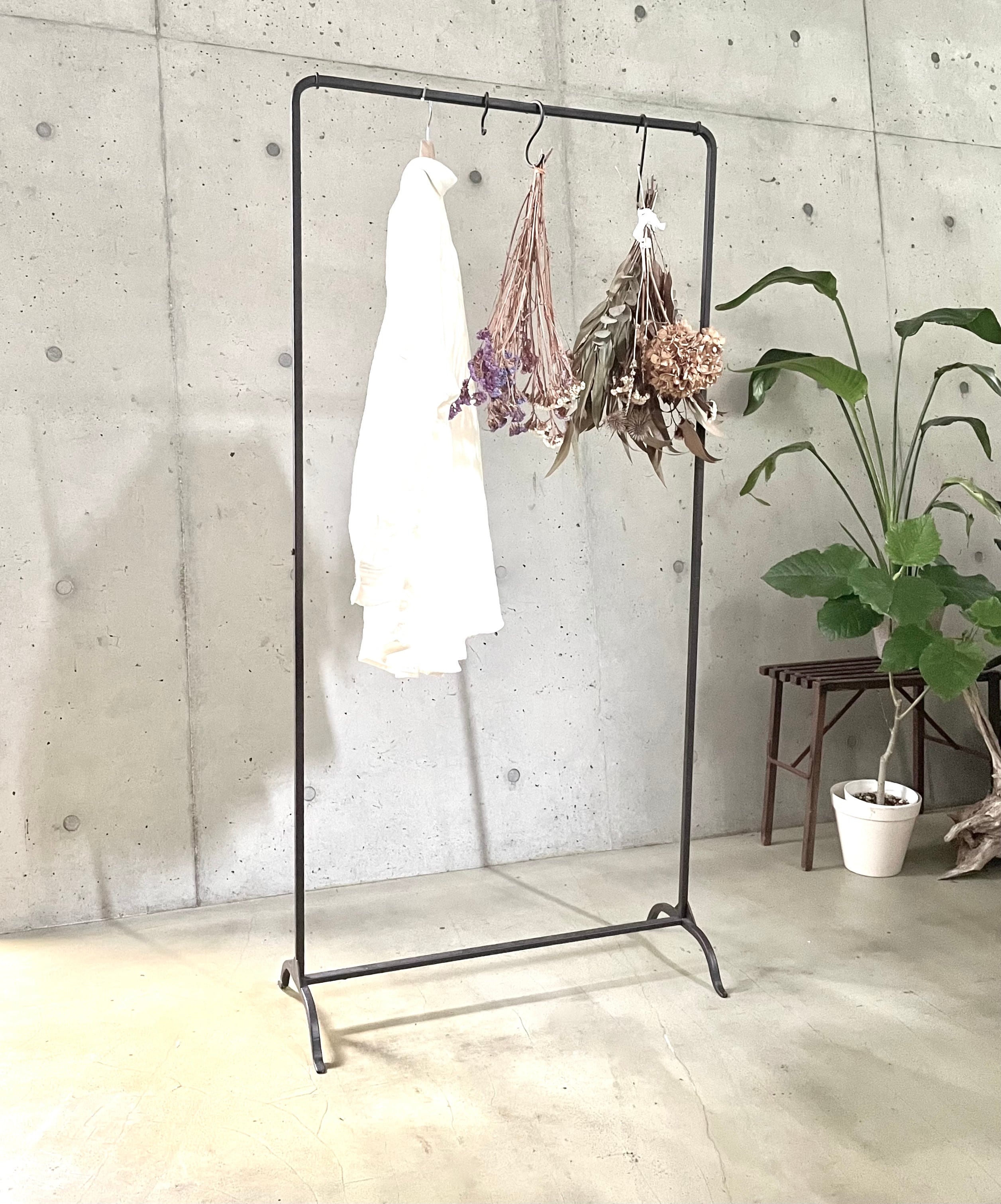 ジョセフアイアン ハンガーラック ハイ 組立式 ブラウン｜ 植物と服を