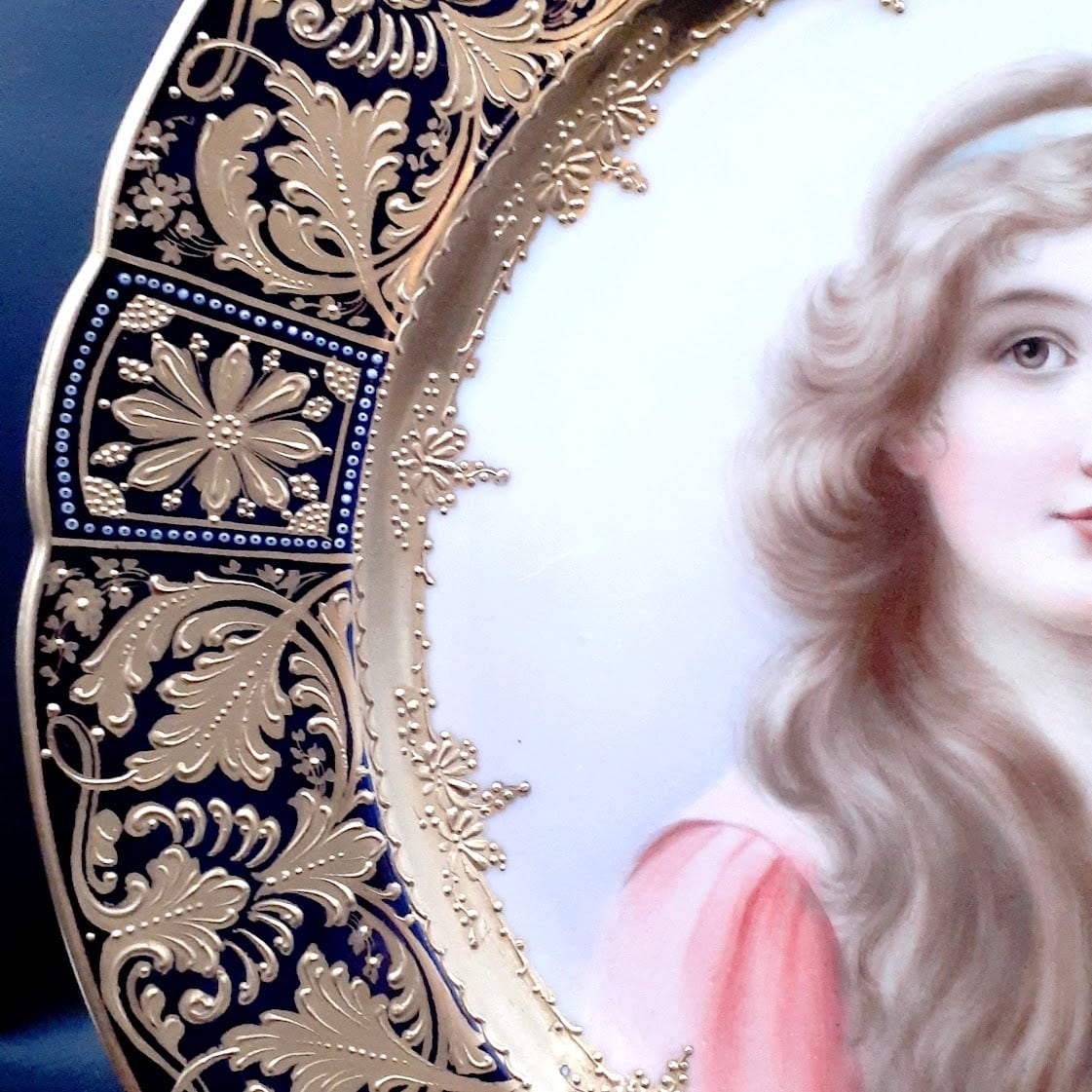 ロイヤル・ヴィエナ 西洋陶磁最高級!! 一点物 金盛装飾 飾り皿 著名な絵師 ロイヤル・ヴィエナ 西洋陶磁最高級!! 一点物 金盛装飾 飾り皿