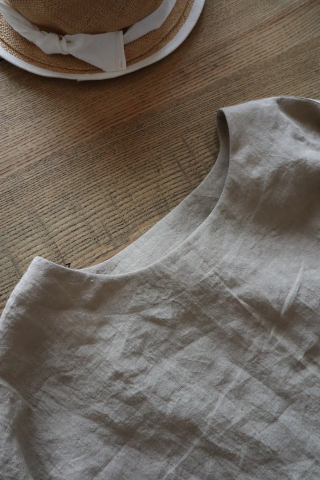 パフスリーブプルオーバー　ベージュ