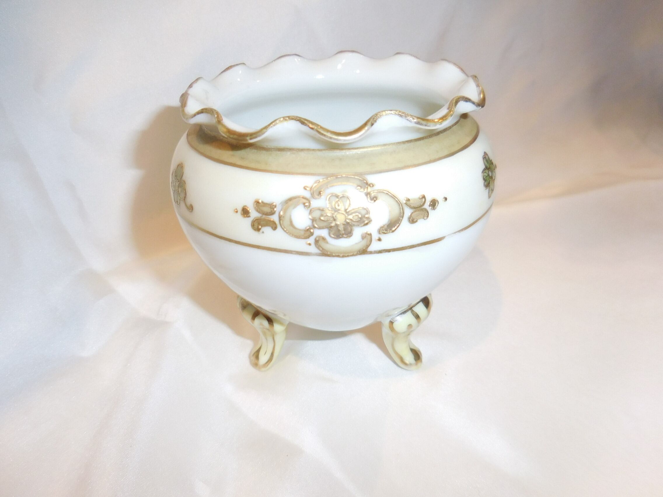 オールドノリタケ三足ボウル Early Noritake small bowl (Hand Painted