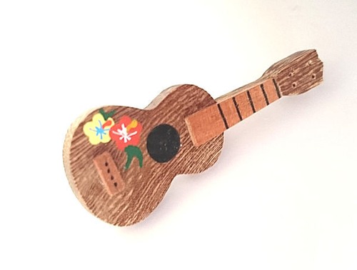 ウクレレの木製ブローチ