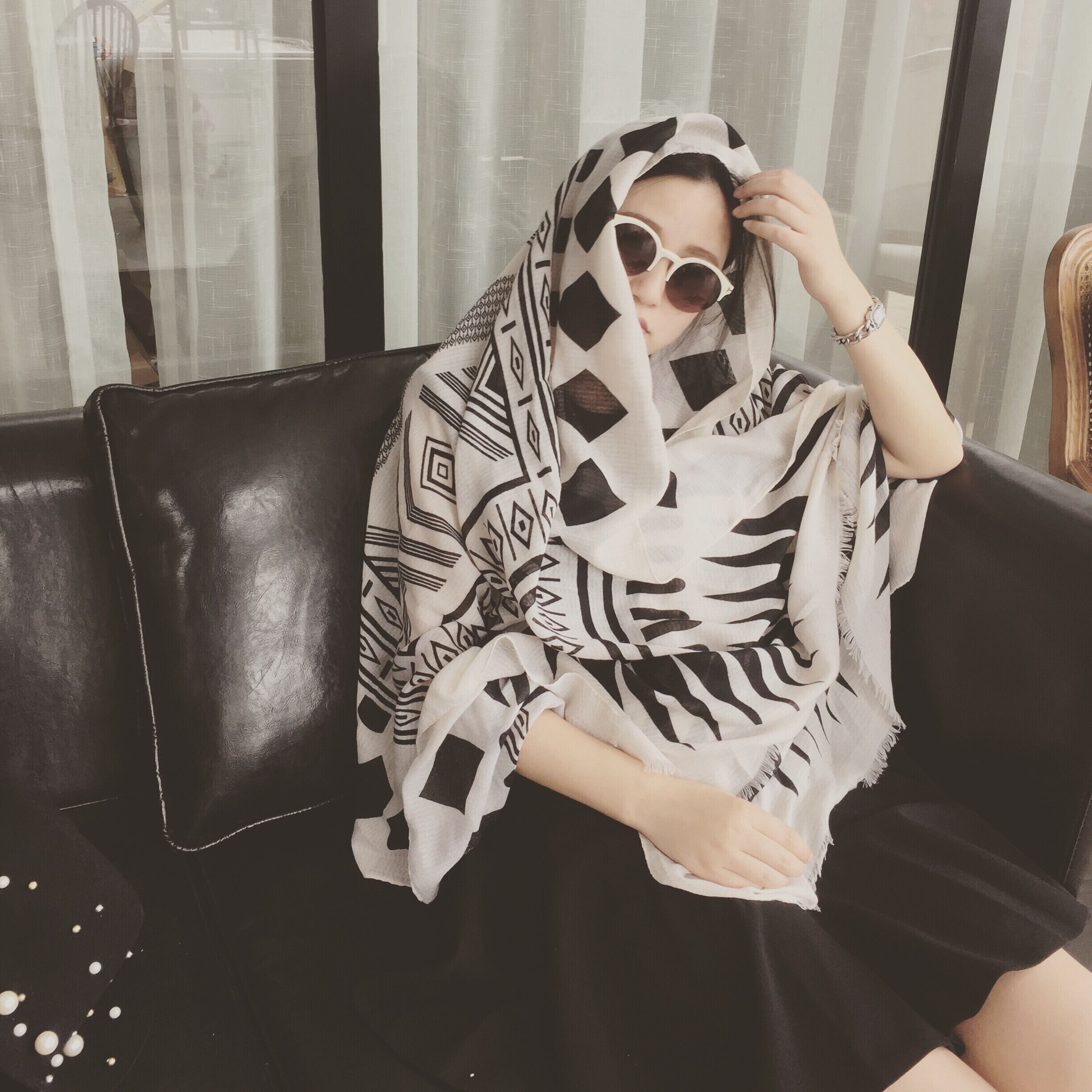 サマースカーフ ブラックホワイト 夏物 ビーチ ブラック・アイド・ピーズ23917385694