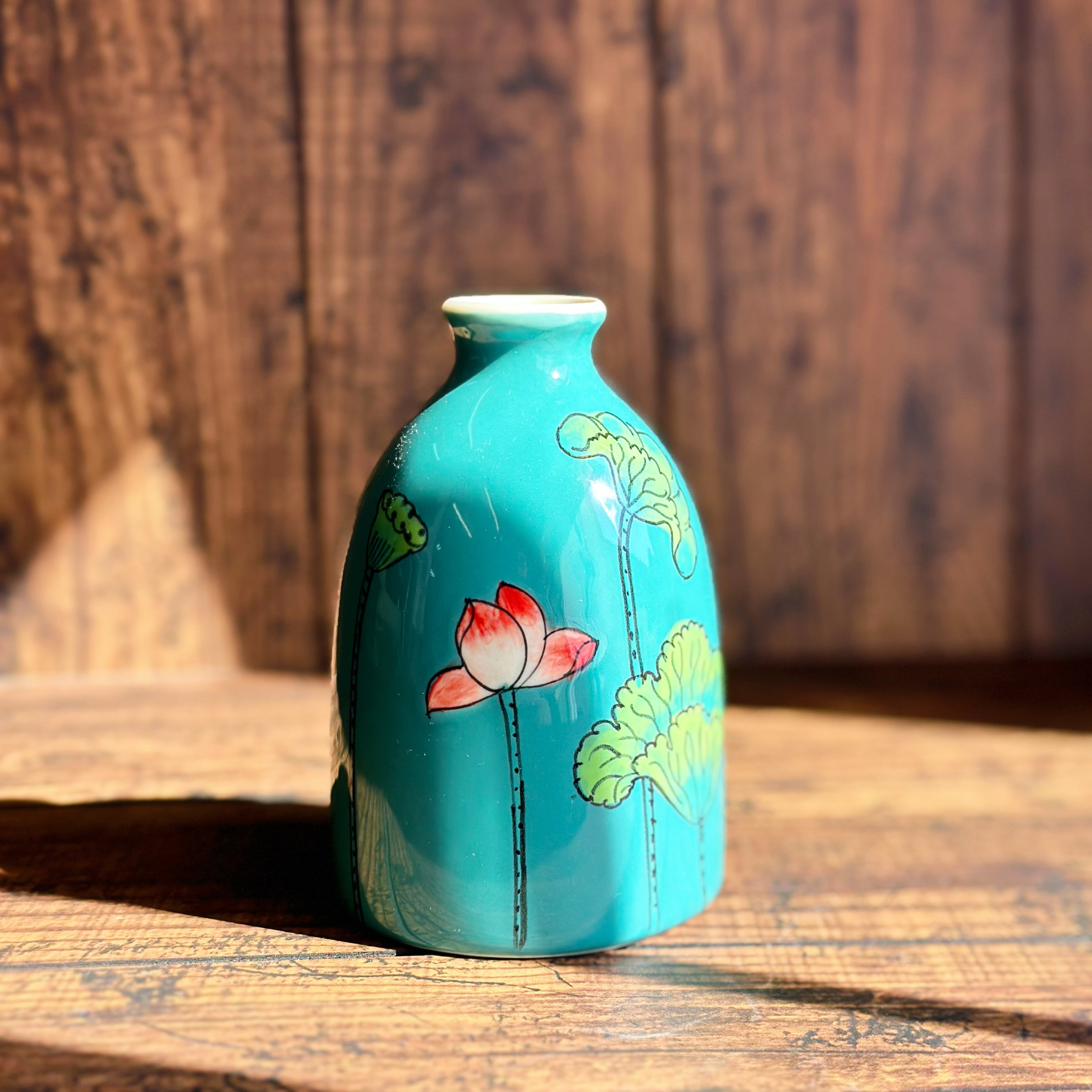 ベトナムのバッチャン焼き 蓮柄の花瓶 白 | Kc-Labo's shop ベトナム雑貨