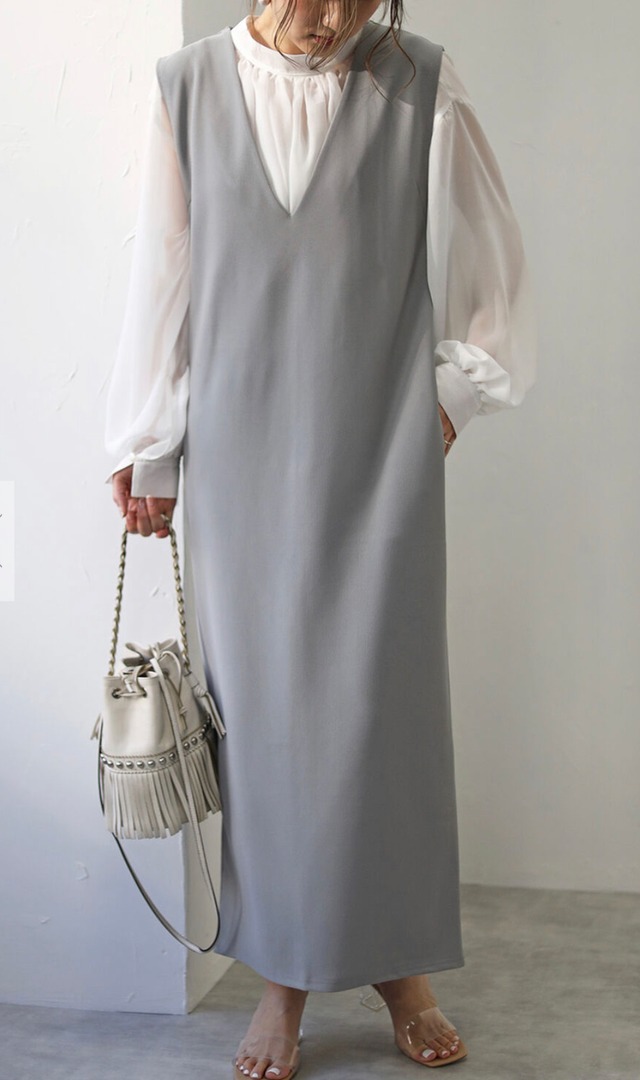 Vネックノースリワンピース