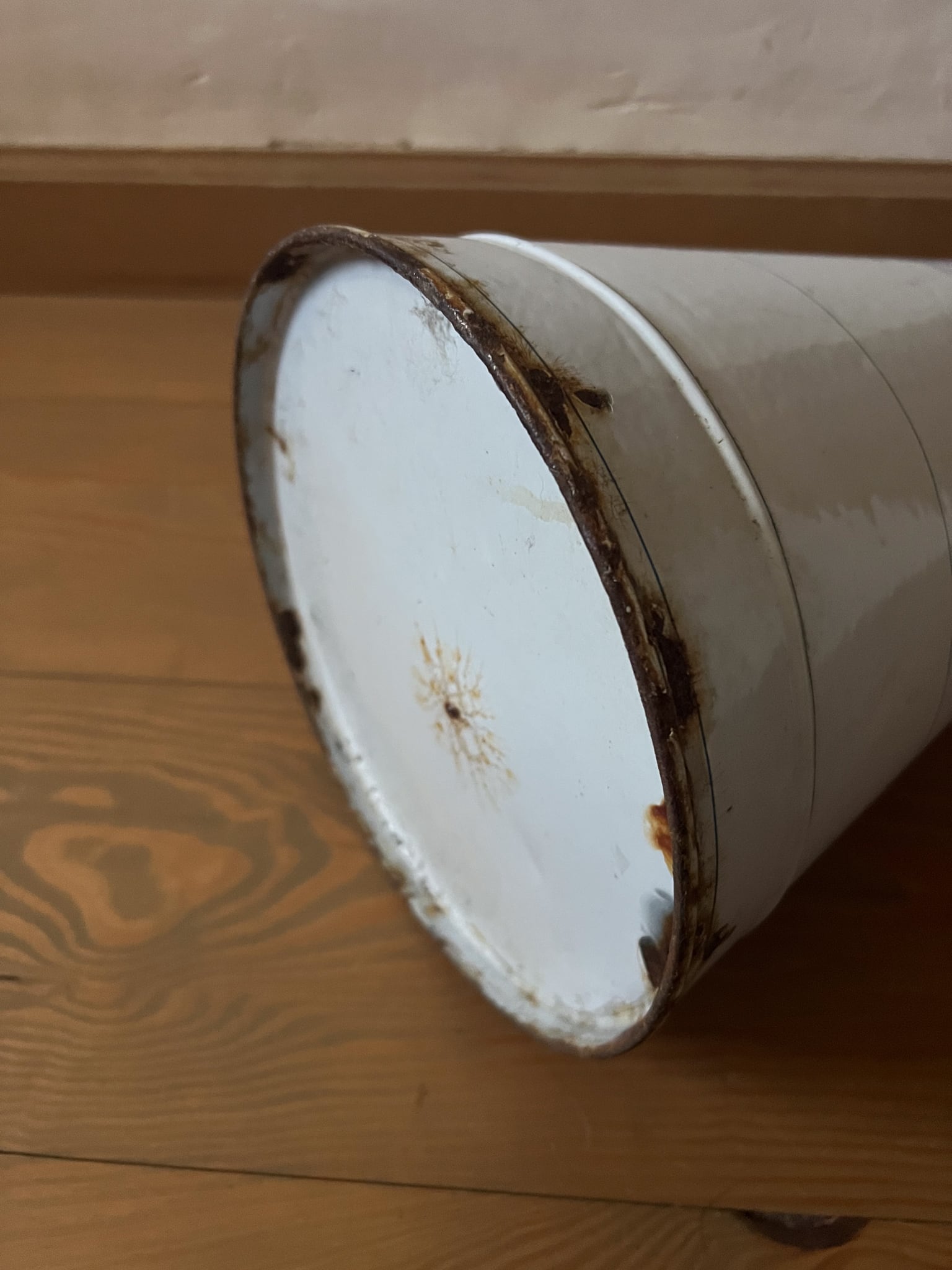 白地にブルーのラインが爽やかな大きめのホーロー製ジャグ フランスアンティーク ヴィンテージ